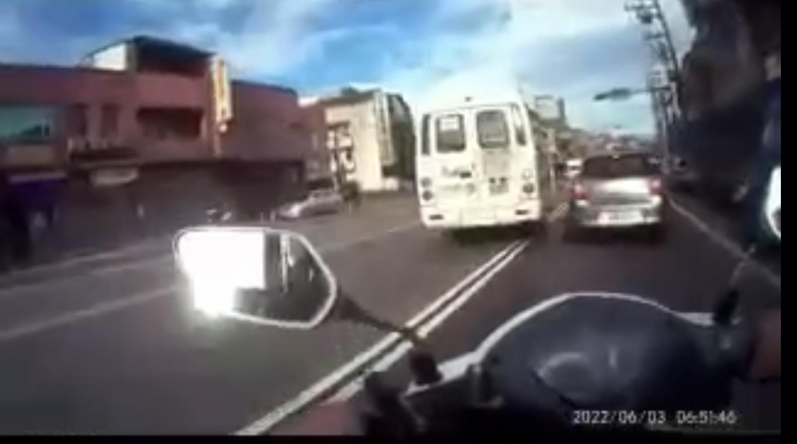 員警秘錄器拍下男子汽車停放路中央。（警方提供）