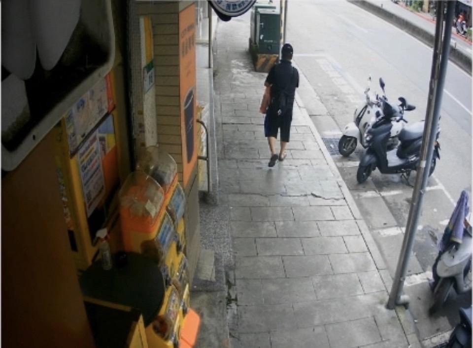 熊嫌得手後快步離開。(警方提供)