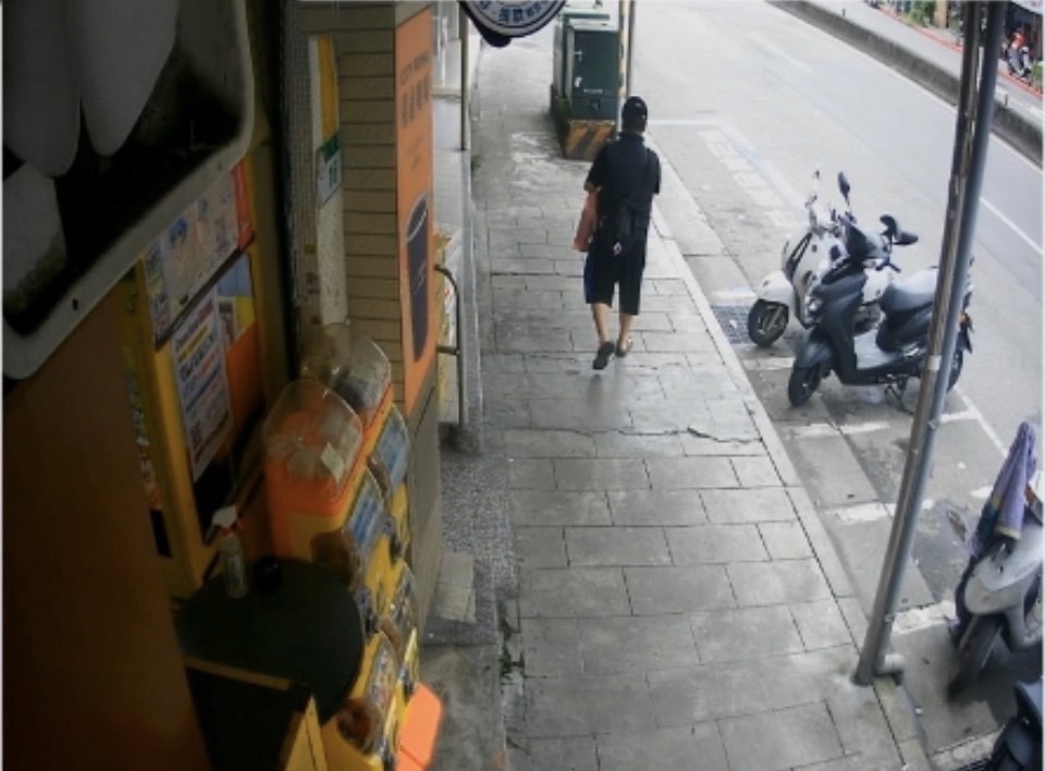熊嫌得手後快步離開。（警方提供）