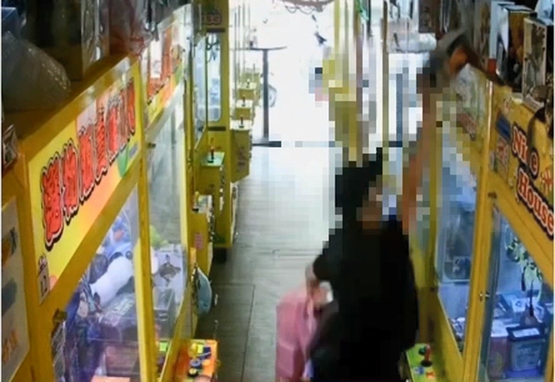 熊嫌縱身跳躍，偷取機檯上的公仔模型。（警方提供）
