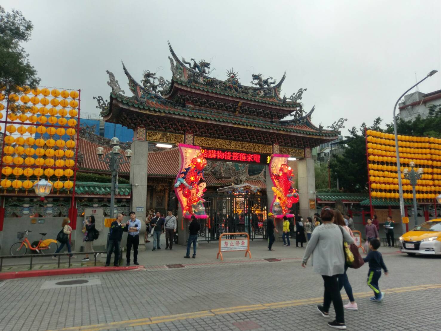 一名台北龍山寺的胡姓遊民與一名装扮成女尼在寺廟旁化緣的陳姓女子起爭執。（資料照）