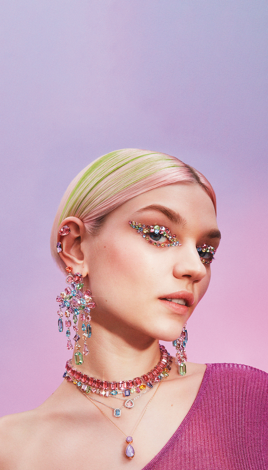 Swarovski Collection系列無論疊戴或是單獨搭配，都能因它的清透，讓人充滿度假的消暑感與浪漫風情。（施華洛世奇提供）
