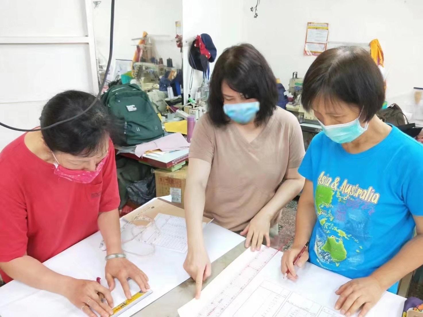 秦女士(右2)考取勞動部製發的中華民國技術士證女裝甲級,圖為她教導學生練習。(移民署提供)