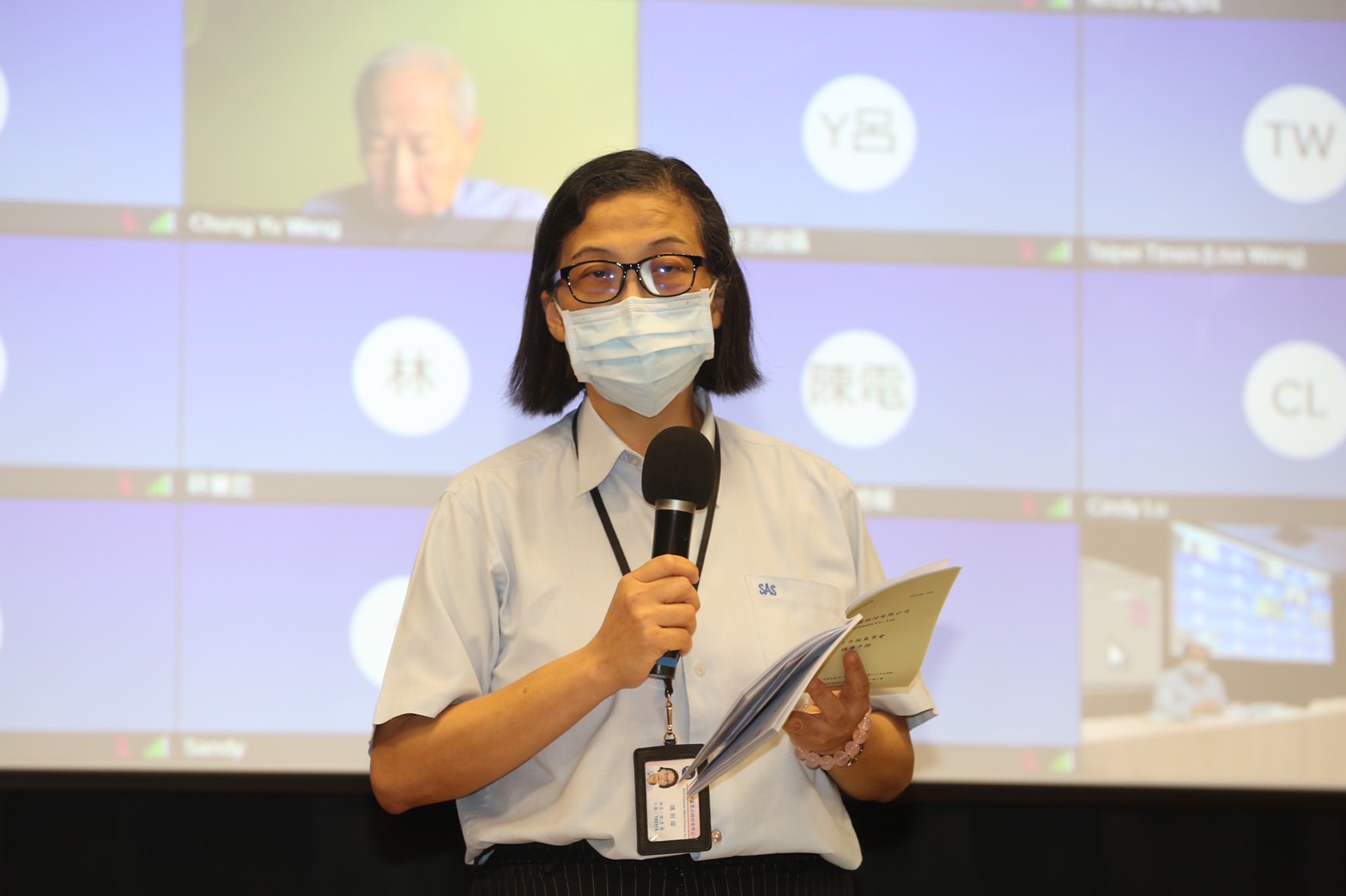 台灣太陽光電產業協會指出，產業應支持台電漲電價減少排放較高的灰電，而針對淨零排放，建築物上設置太陽光電，對於地小人稠的台灣非常適合。圖為台灣太陽光電產業協會徐秀蘭理事長。