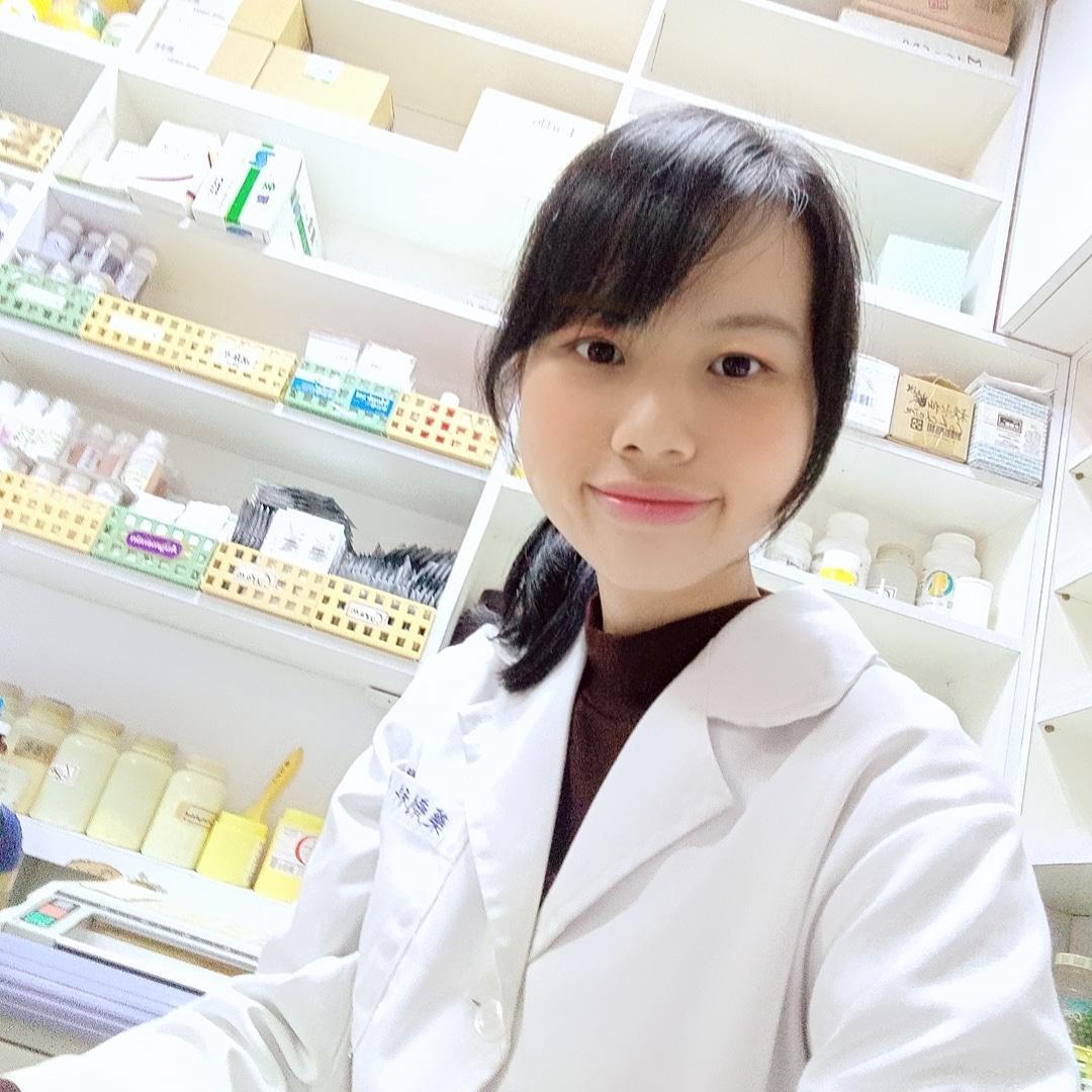 游涵喻曾因家境休學,目前在社區藥局擔任藥師。(清華大學提供)