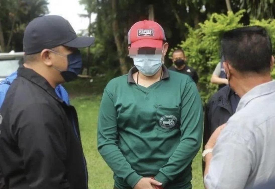 泰籍嫌犯跟泰國警方投案。(翻攝畫面)