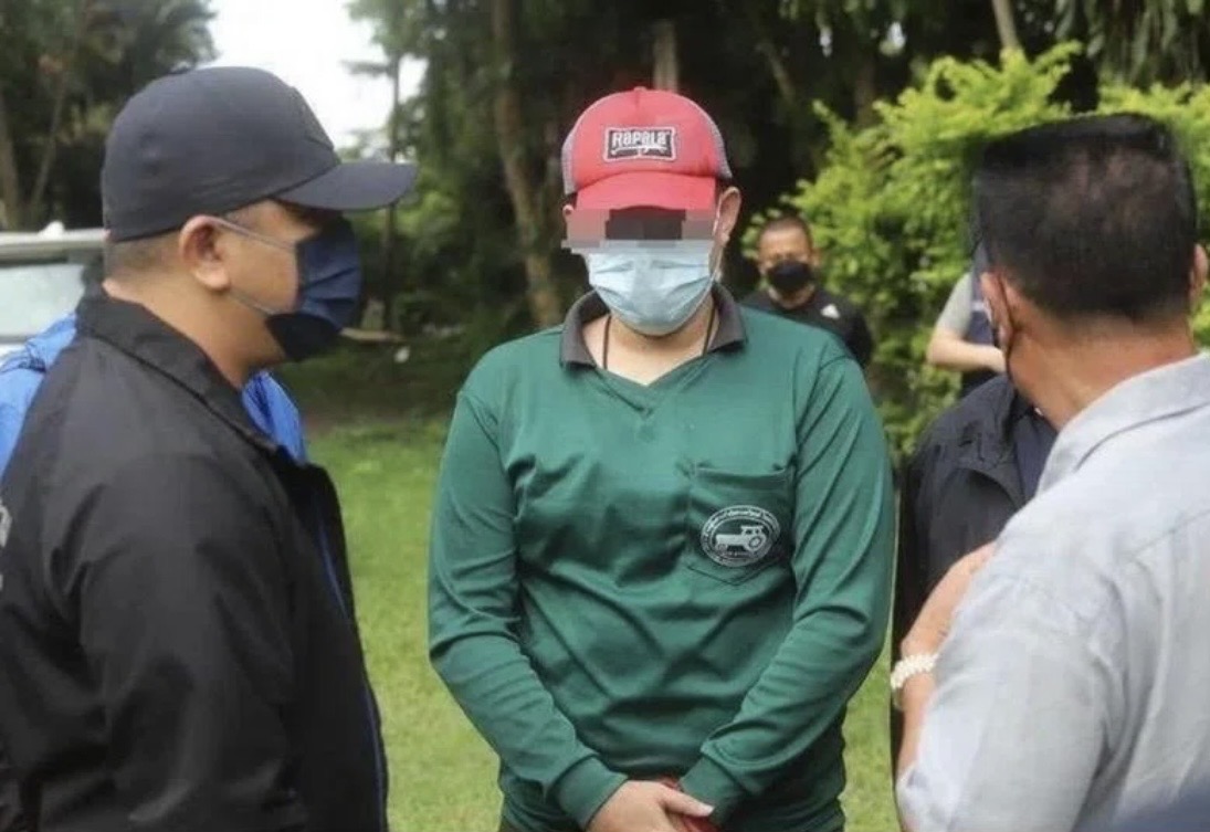 泰籍嫌犯跟泰國警方投案。(翻攝畫面)