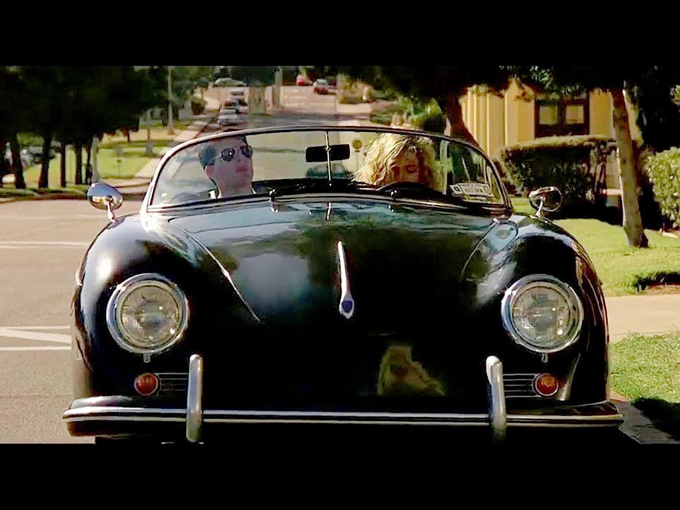 Maverick的教官、也是《捍衛戰士》女主角的Charlotte 'Charlie' Blackwood開著PORSCHE 356 A Speedster的名場面肯定讓老粉絲記憶猶新。（截圖自Paramount Pictures）
