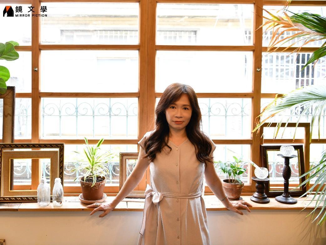 「難道戀愛教主加犯罪女王，就會把小說家陳雪取消了嗎？」這是先行者如她，從「純文學」到類型的大哉問。陳雪寫出了疑惑，也在疑惑中自我辯證答案。（圖／鏡文學）