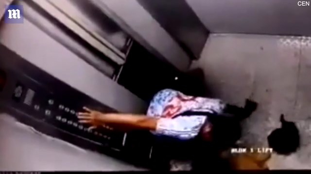 男子雙腿被夾住，試圖自行按電梯面板解脫。（翻自《每日郵報》）