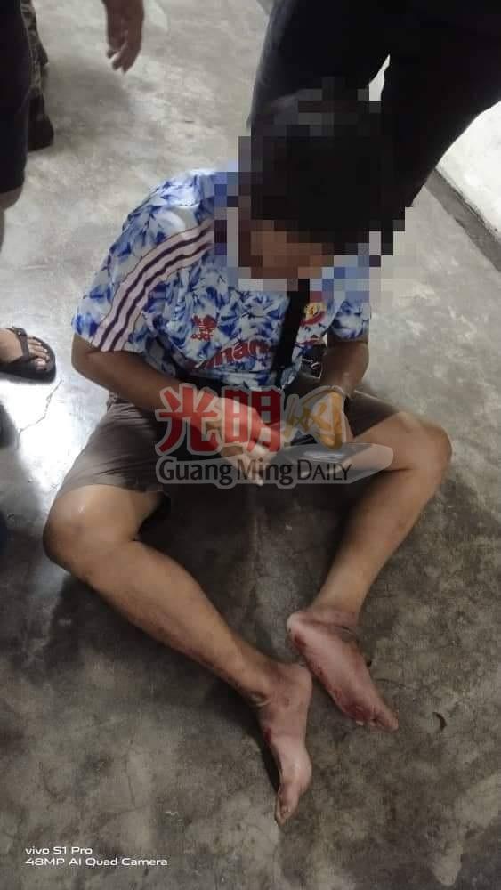 男子雙腳有明顯傷勢。（翻自《光明網》）