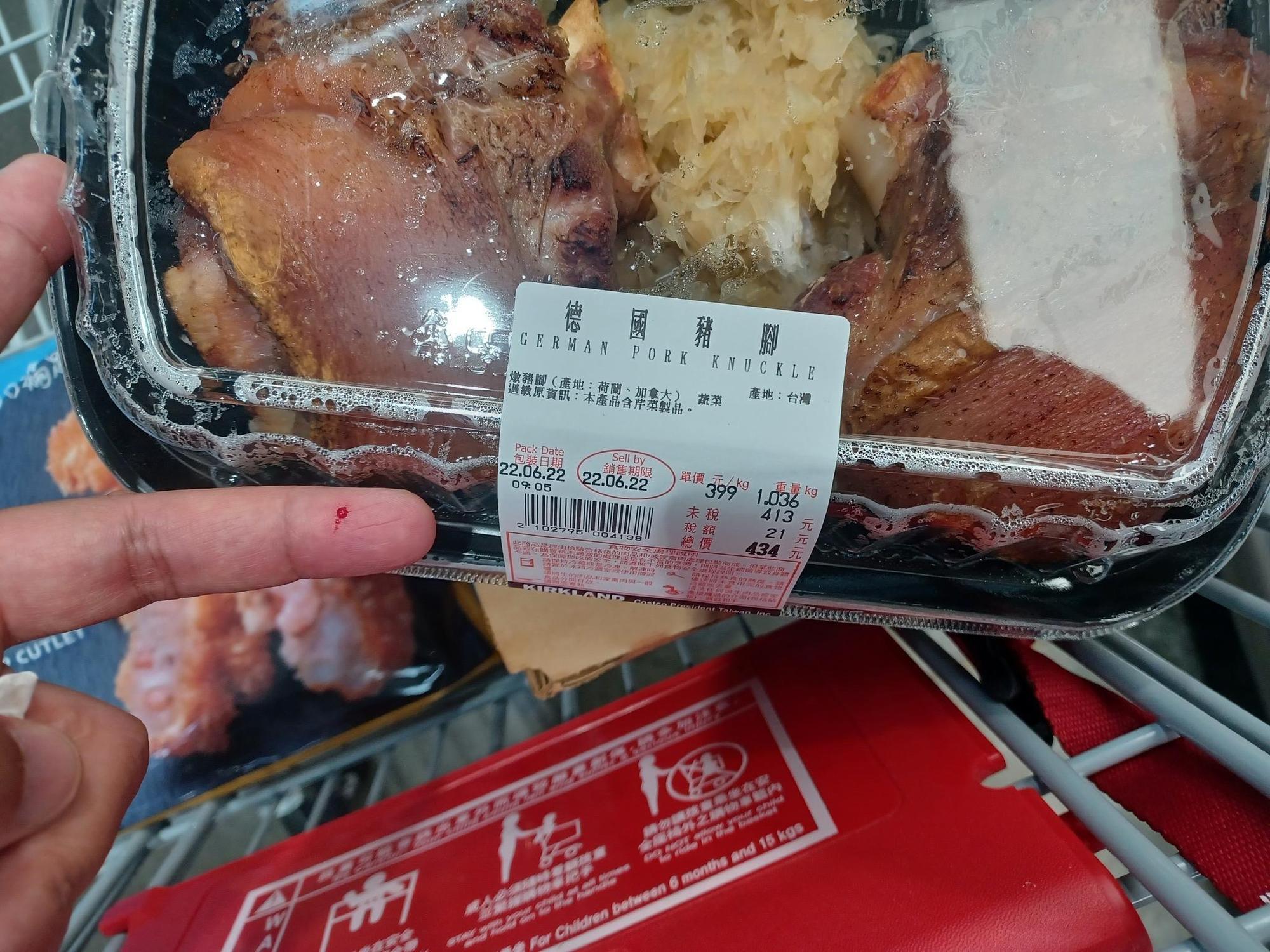 有位男網友在好市多購買熱食時，不小心被餐盒上蓋邊緣劃傷流血，他po文強調沒想過會變「割指利器」，更呼籲不要讓小孩子拿。（翻攝自爆料公社）