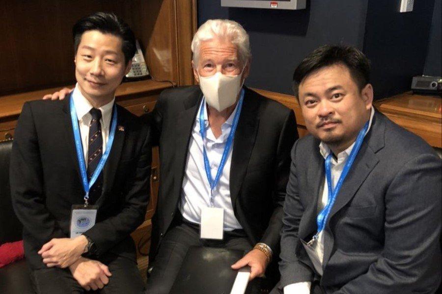 李察吉爾（中）出席西藏大會，洪申翰透露，他當年因為在奧斯卡典禮上談論西藏議題，因此遭到中國封殺。（翻攝自洪申翰臉書）