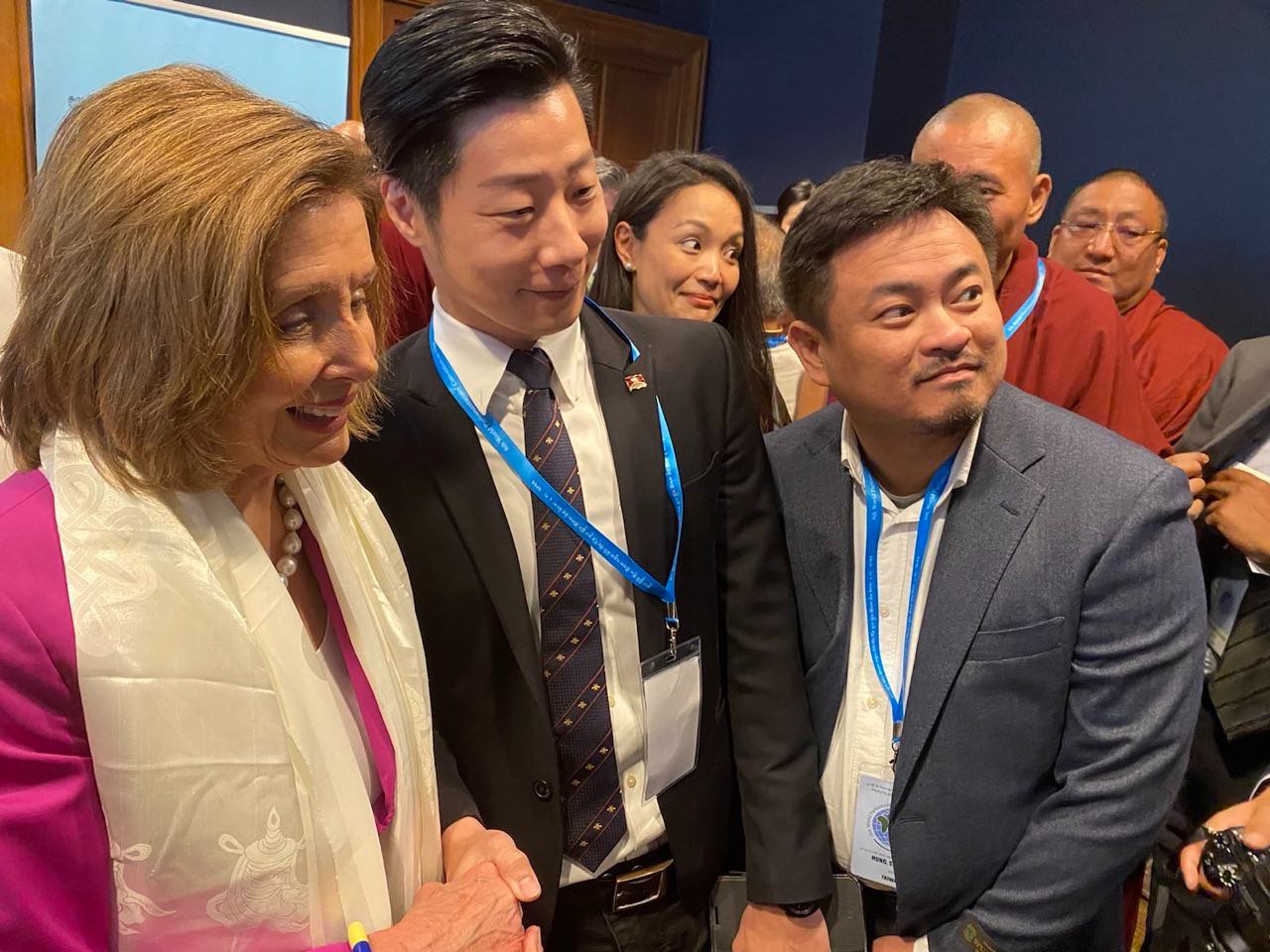 洪申翰（右起）和林昶佐訪美參加世界國會議員西藏大會，期間遇到美國眾議院長裴洛西。（翻攝自洪申翰臉書）