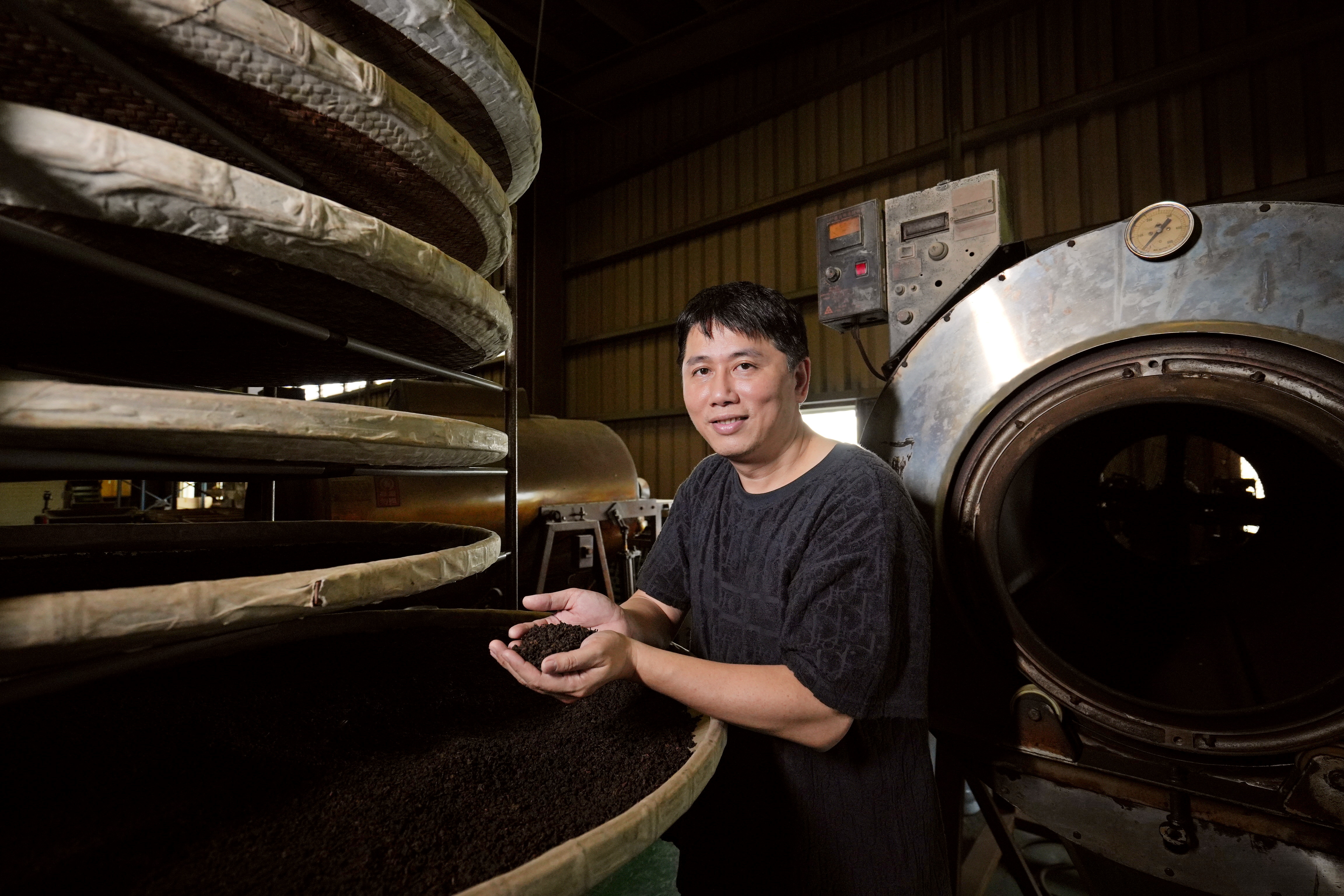 王賢明16歲創業賣茶飲，養成精打細算、善於談判的個性。