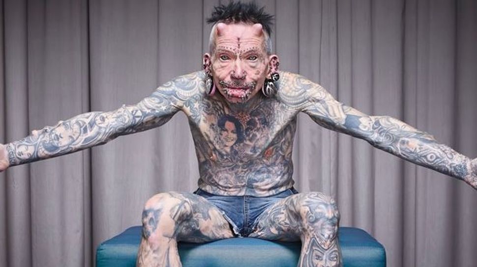 驚！他人體改造516次，生殖器穿287環還分叉「性生活沒問題」。（翻自《VOI》）