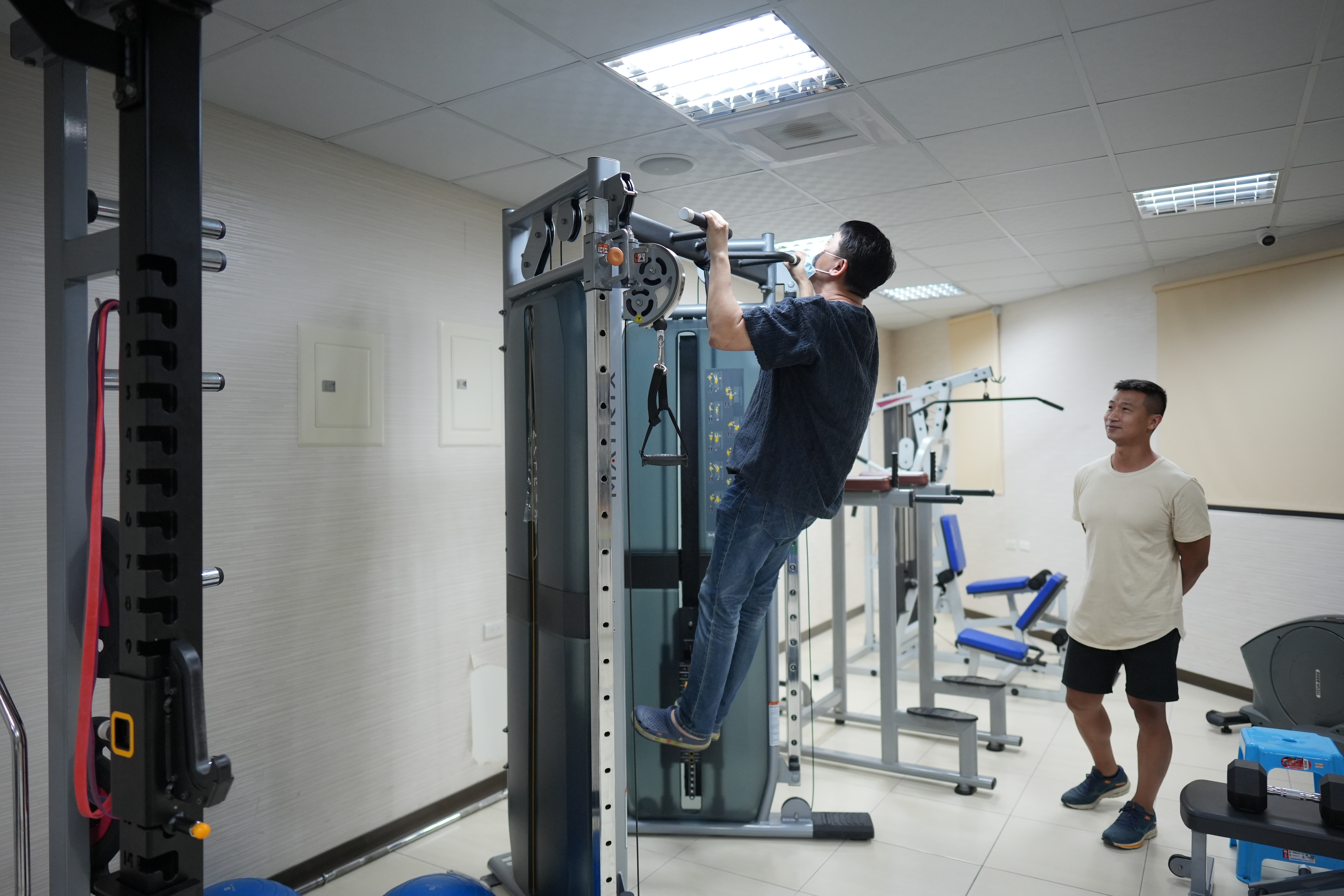 王賢明（左）在公司內設立健身房，鼓勵員工運動。