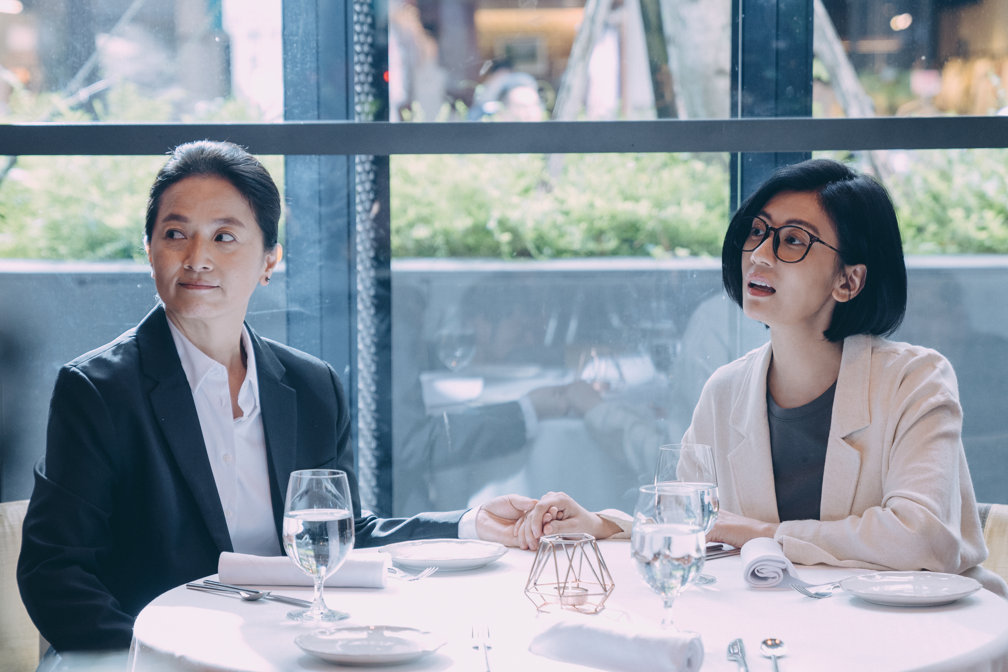 賈靜雯（右）牽謝瓊煖（左）曬恩愛女女戀見家長。（Netflix提供）