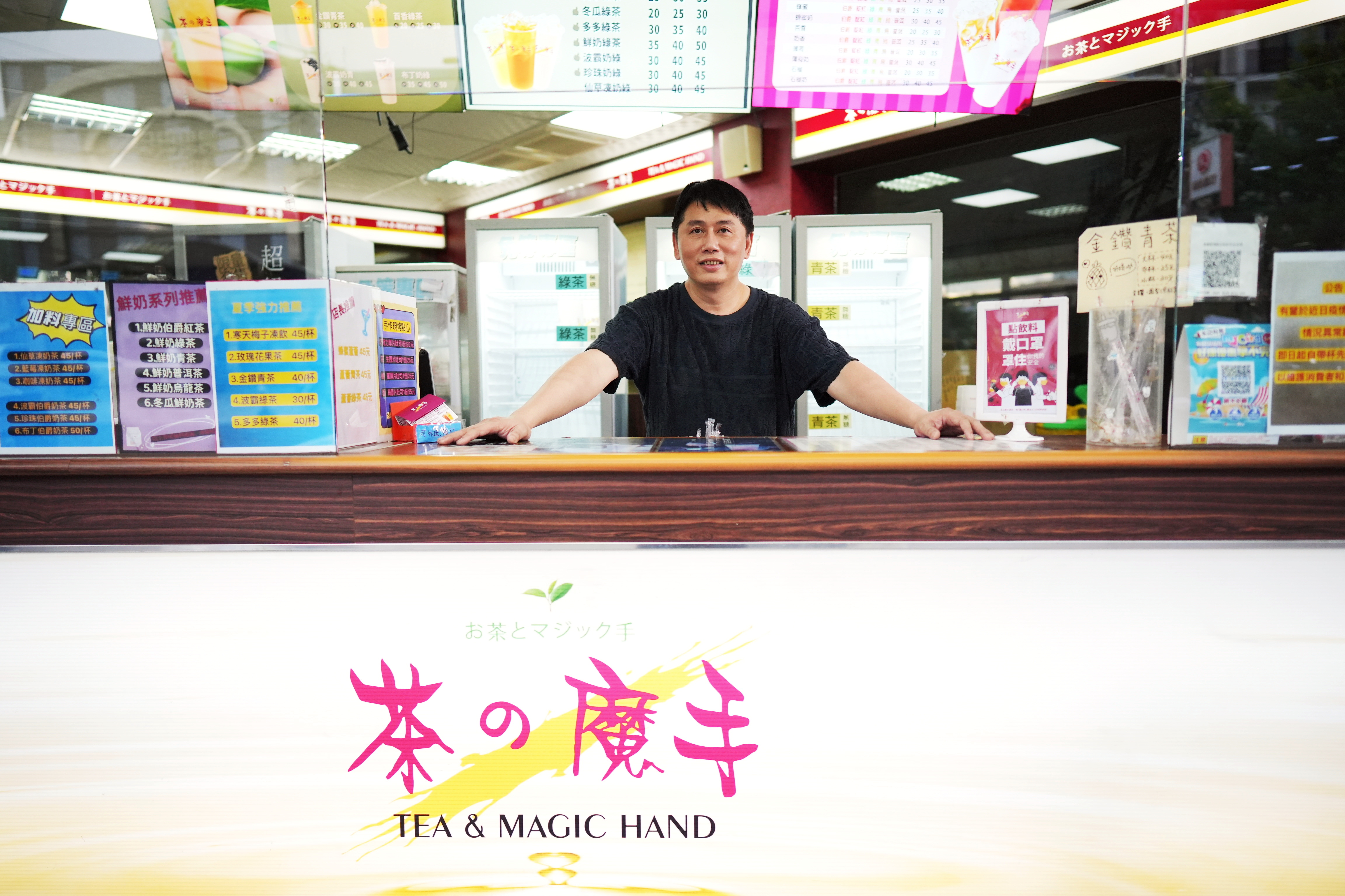 王賢明16歲就創業賣茶，後自建茶廠、物流到銷售一條龍供應鏈，被稱為「茶飲南霸天」。