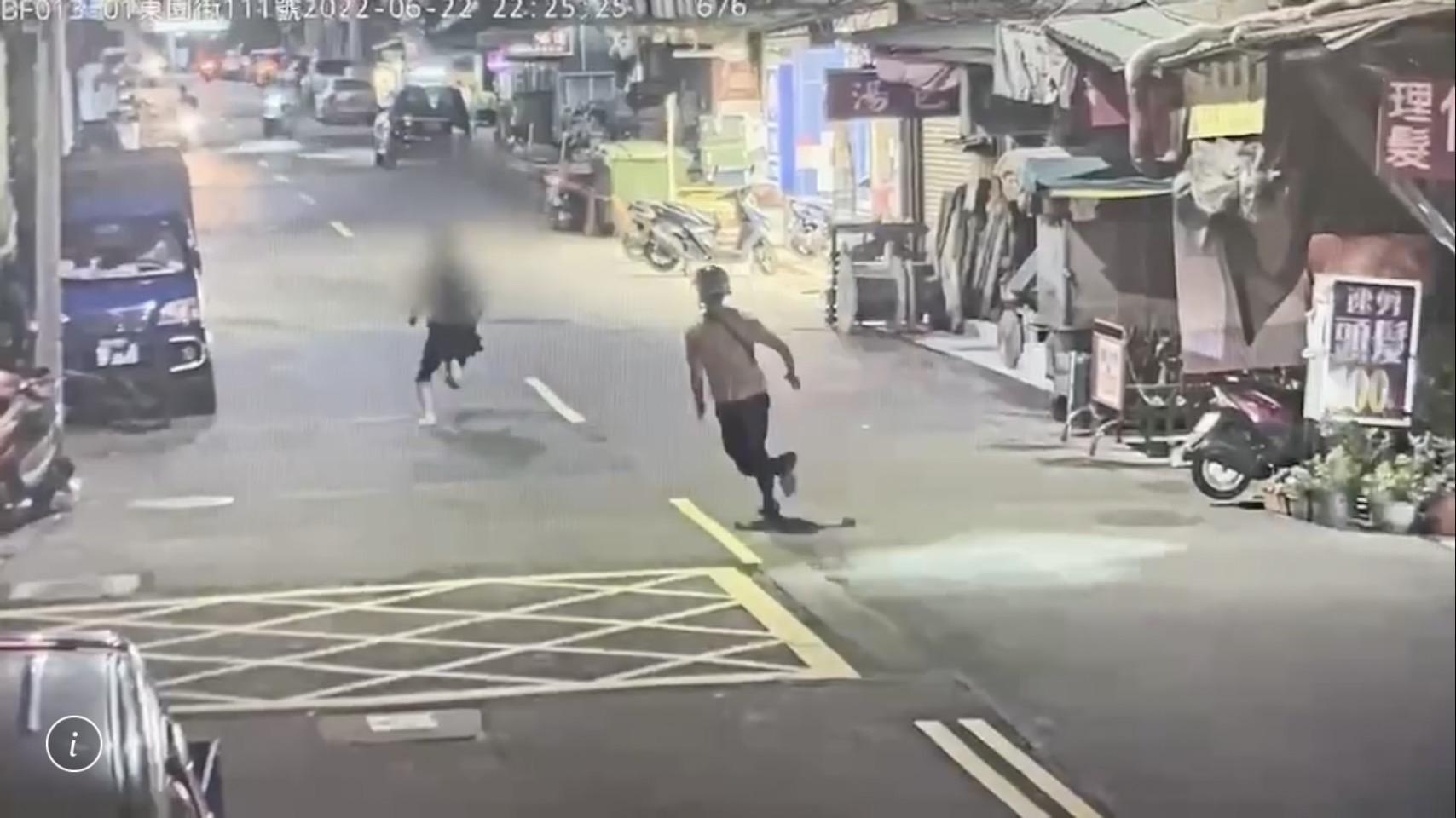 逃逸移工阮男行蹤被發現，與警方展開追逐。（翻攝畫面）