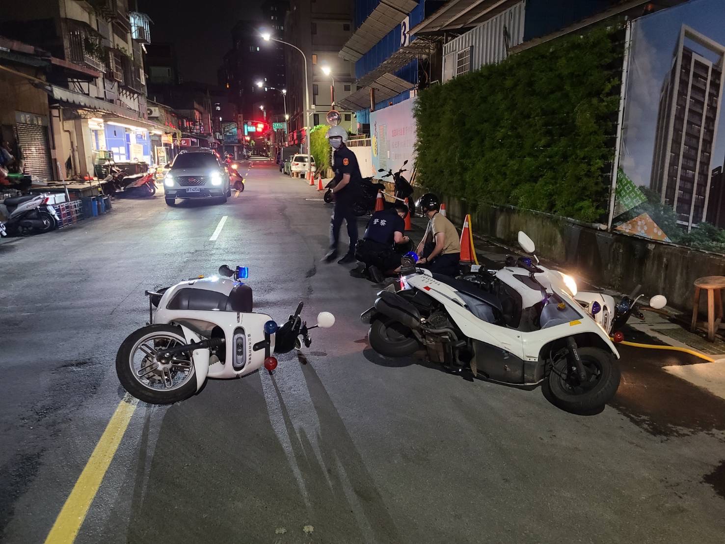 警方最後狂追200公尺才順利逮捕阮男。（翻攝畫面）