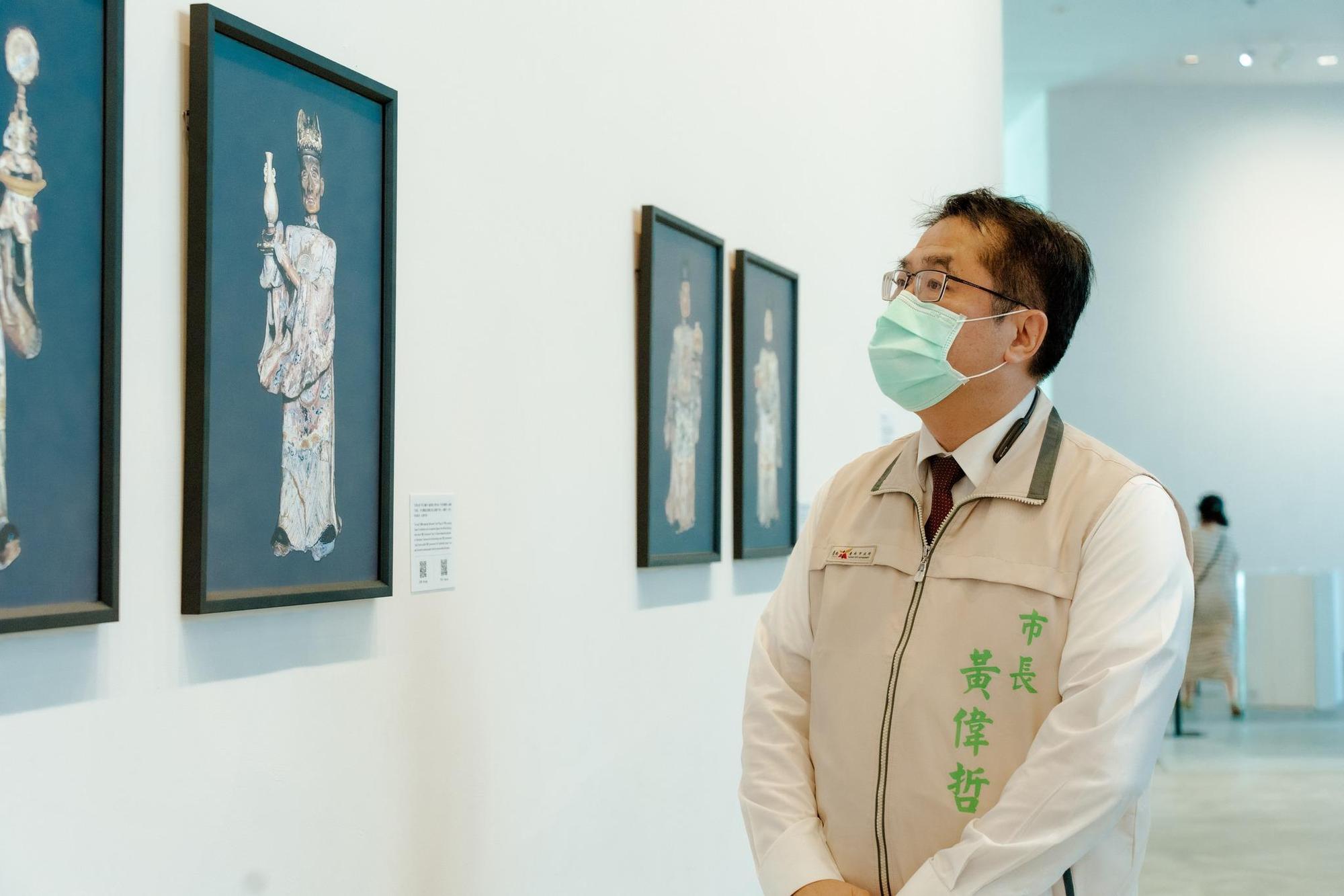台南市長黃偉哲到場視察如火如荼的布展行程。(翻攝台南市立美術館粉專)