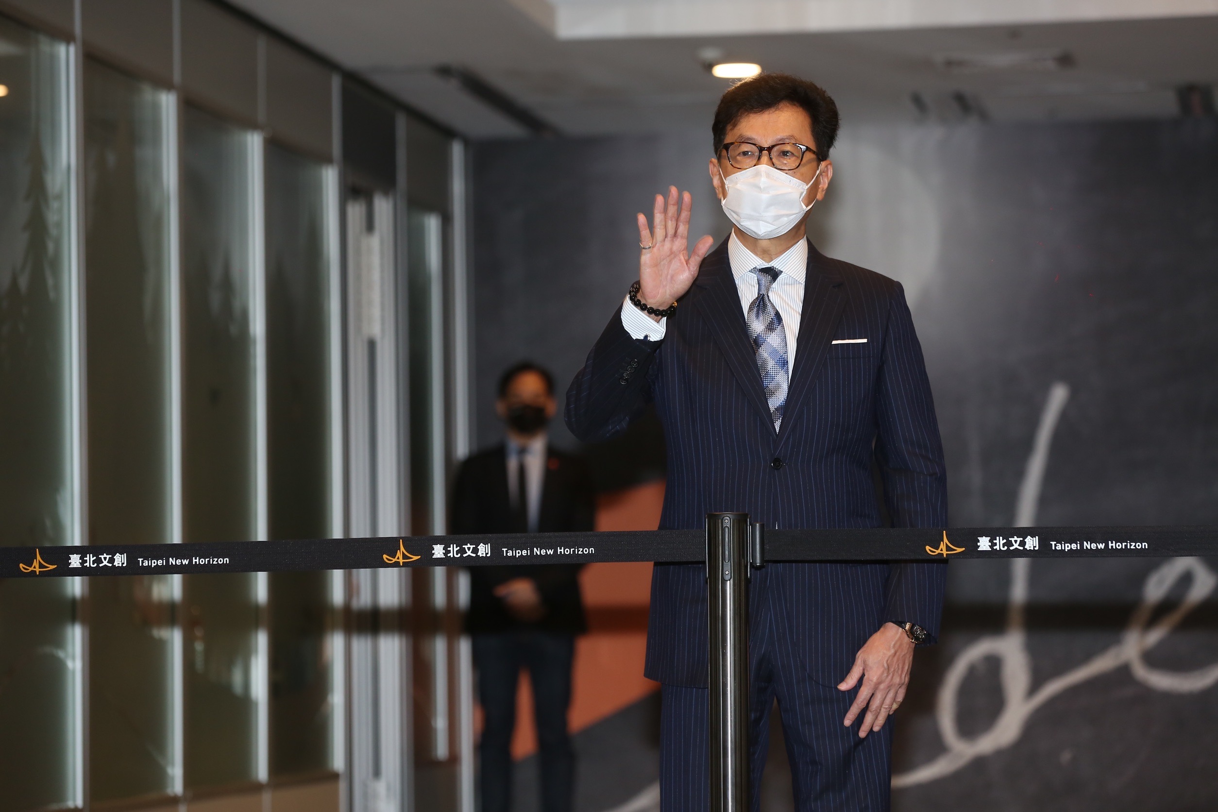 蔡明忠認為救經濟之道，央行升息與各國政府合作應雙管齊下。