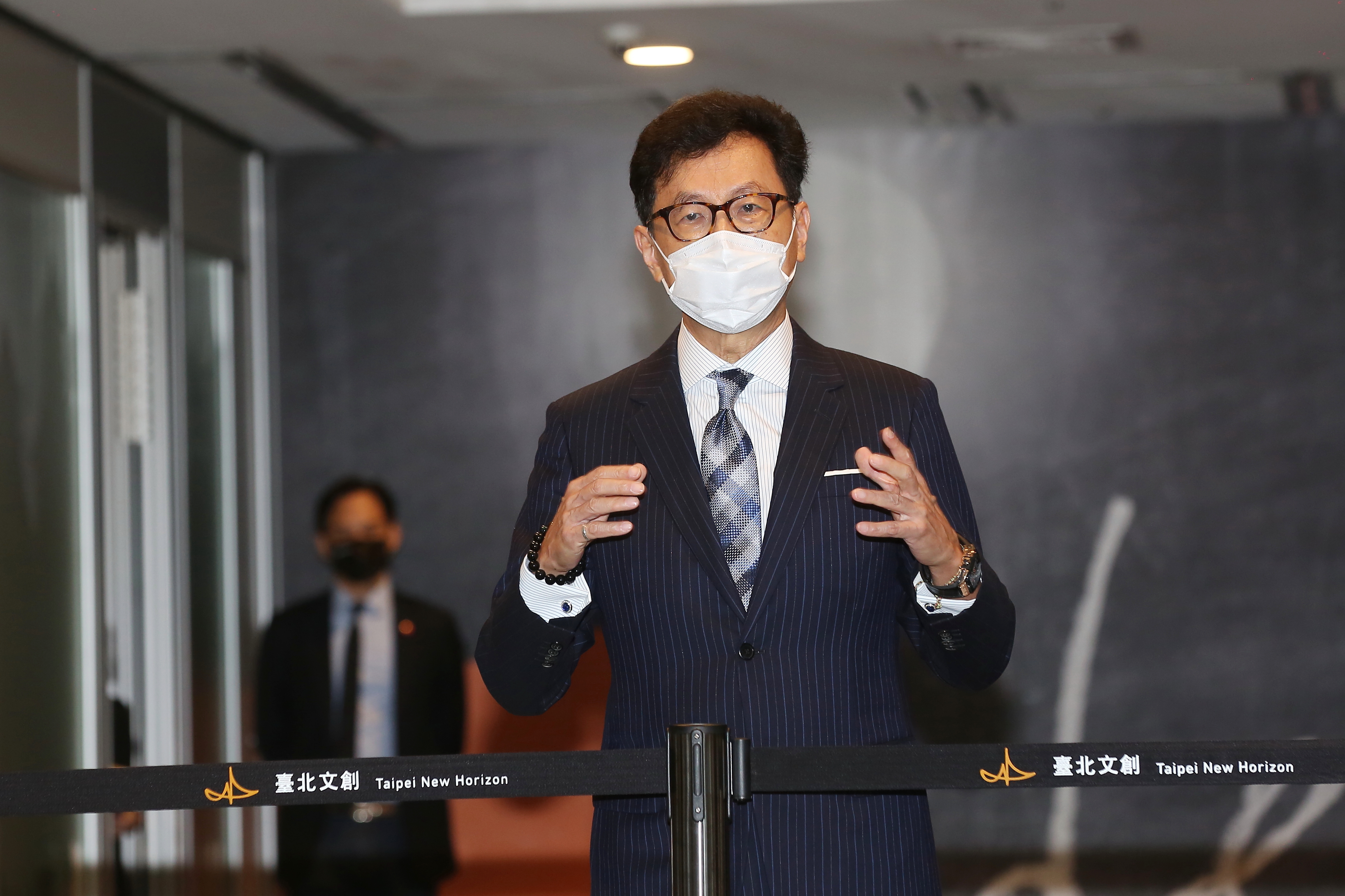 蔡明忠重申不反對亞太電信併入遠傳，堅持換股比例應合理。