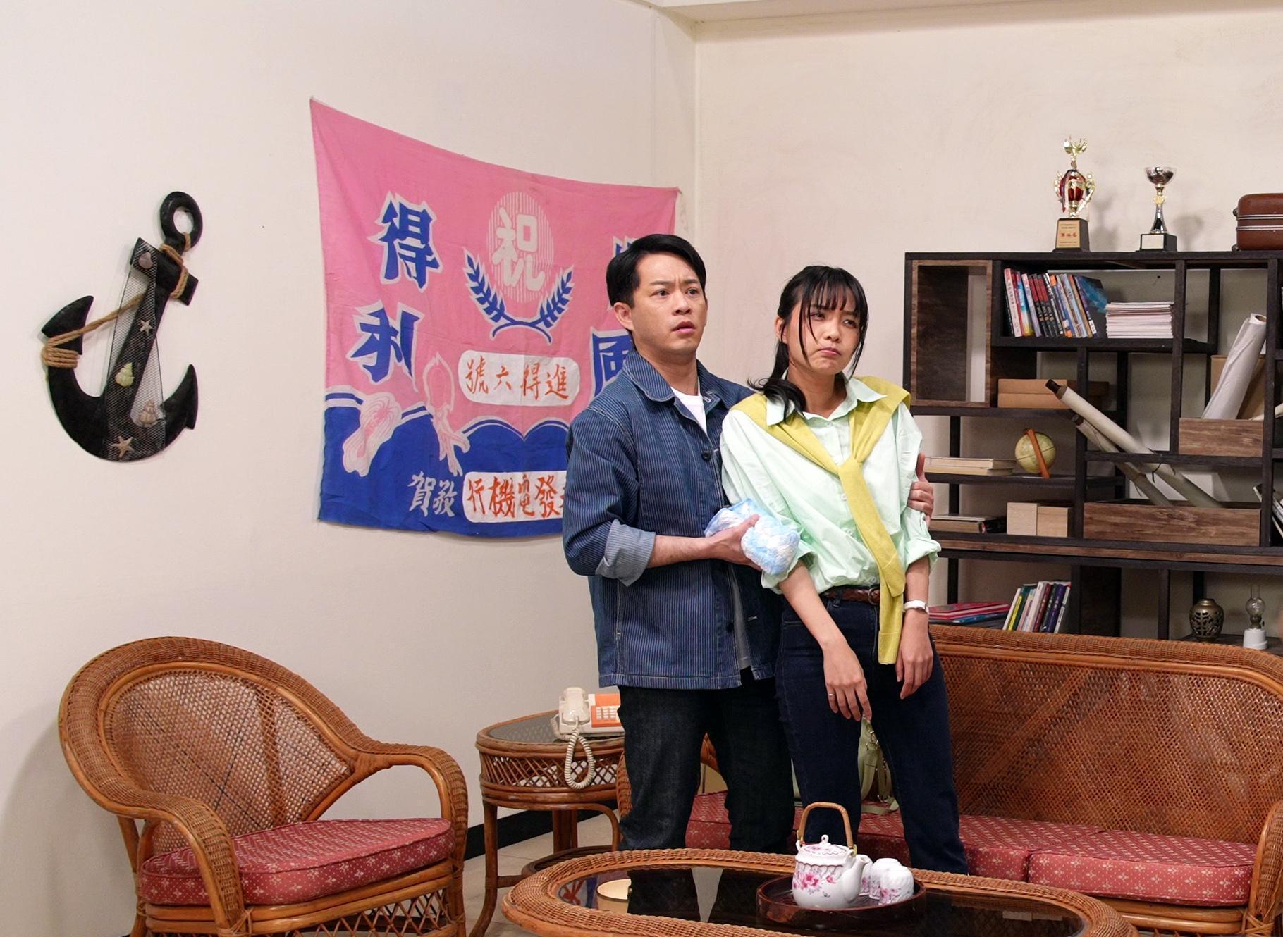 《美麗人生 日出他鄉》 韓宜邦將喝醉的何蓓蓓回家照顧。(台視提供)