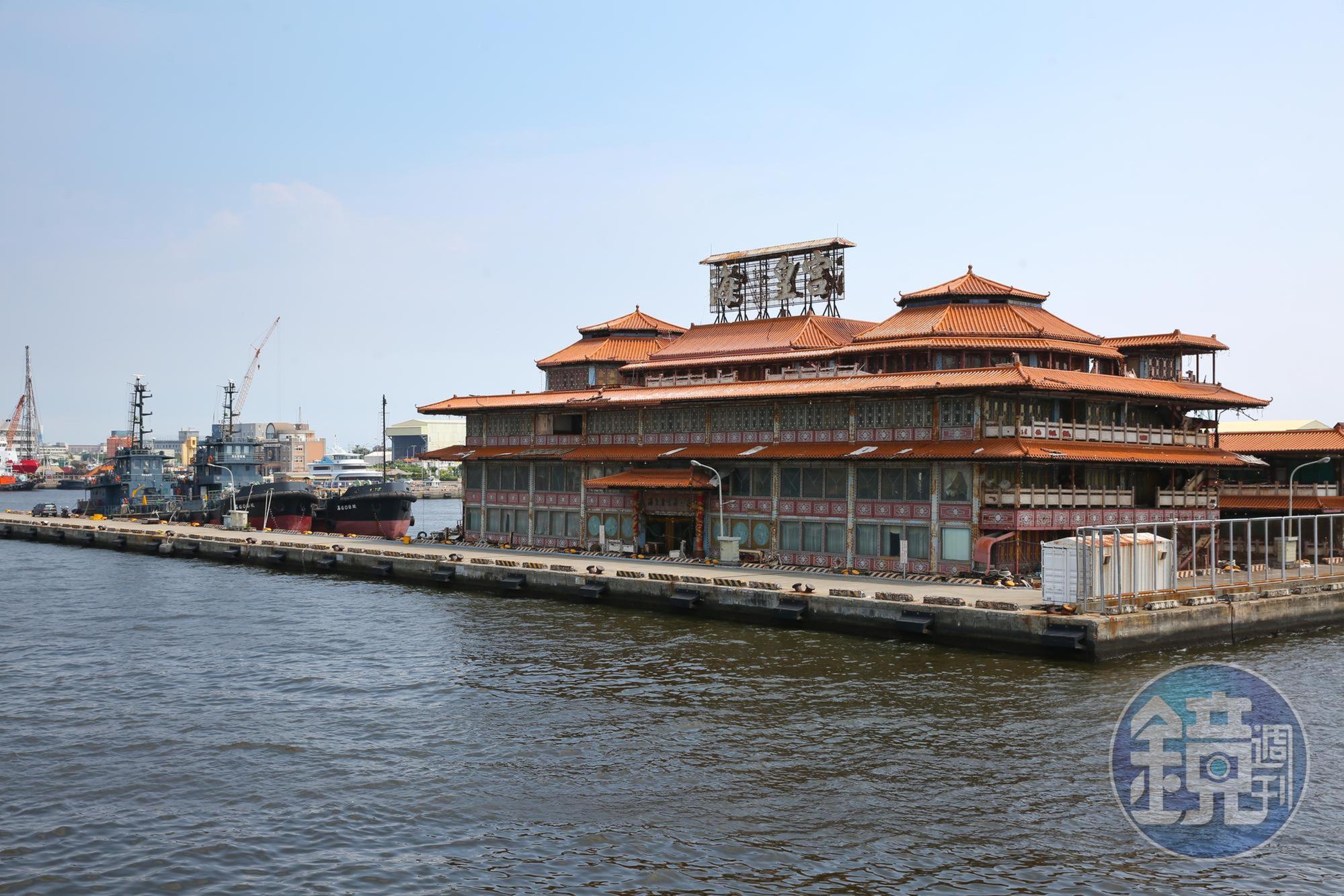 閒置20多年的海上皇宮目前停靠在高港碼頭，近日點交後將拆除。（本刊資料照）