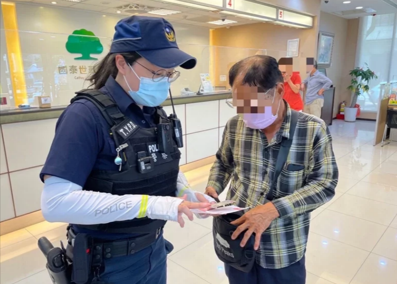 桃園一名63歲劉姓男子透過交友軟體認識不明女子，稱確診沒錢看病要求劉男匯款，行員認為有異，通報警方到場。（翻攝畫面）