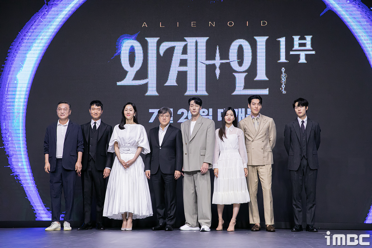 《外星+人》崔東勳導演（左四）率領演員金義城、趙祐鎮、廉晶雅、蘇志燮、金泰梨、柳俊烈出席記者會。（翻攝自iMBC）