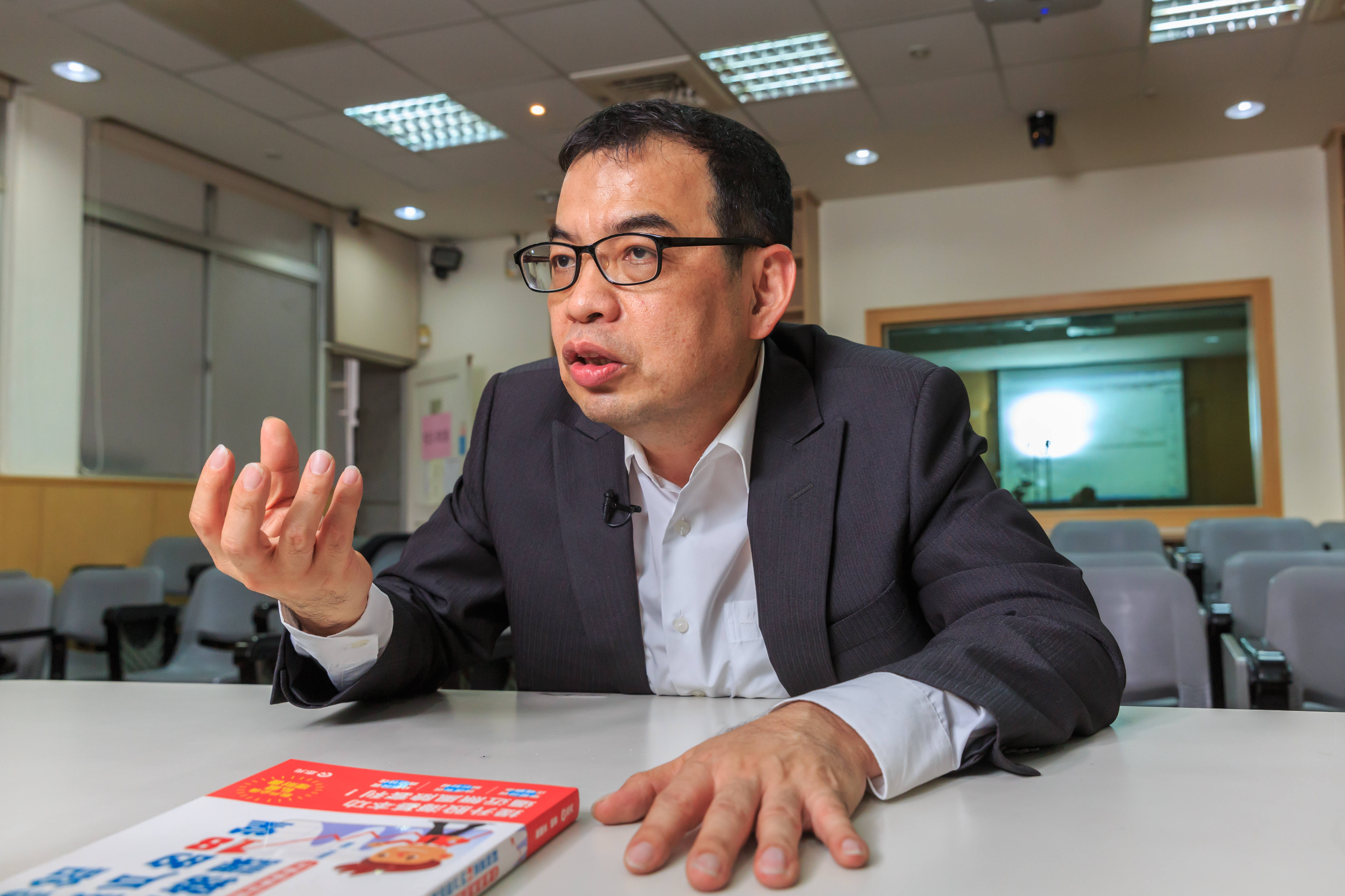 億元教授鄭廳宜建議，想撿台積電便宜的人先忍2年再說。（本刊資料照）