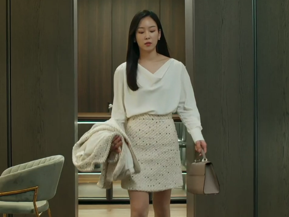 徐玄振在《為何是吳秀才》中，手上拎著Réjane PM包款，NT$172,000。（翻攝自網路）