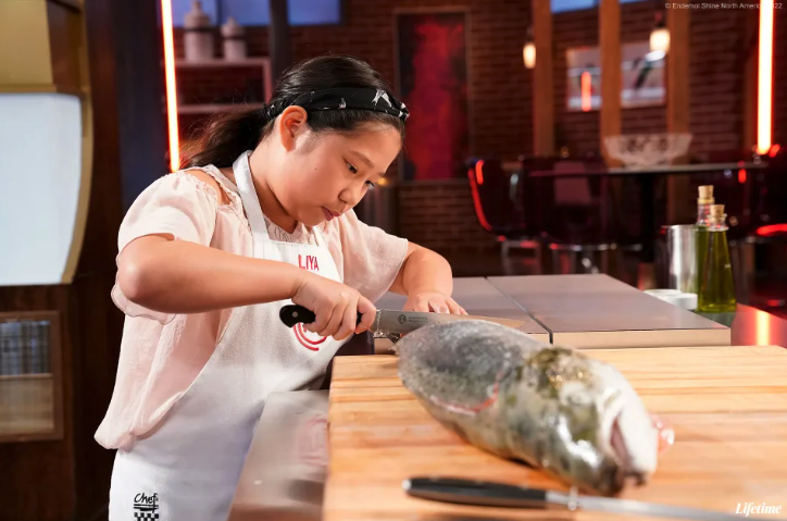父母來自台灣的10歲女孩莉亞（Liya）闖進《小小頂級廚師美國版》總決賽，頗有冠軍相。（杰德影音提供）