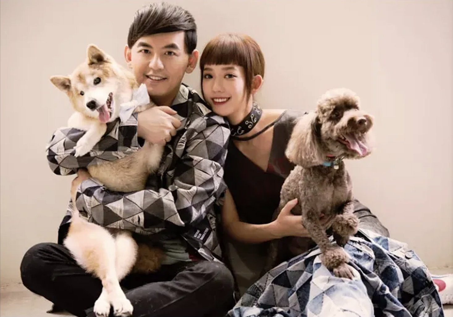 黃子佼（左）與孟耿如以做公益知名，與大家分享女兒黃玉米滿月的喜悅。（經紀人提供）