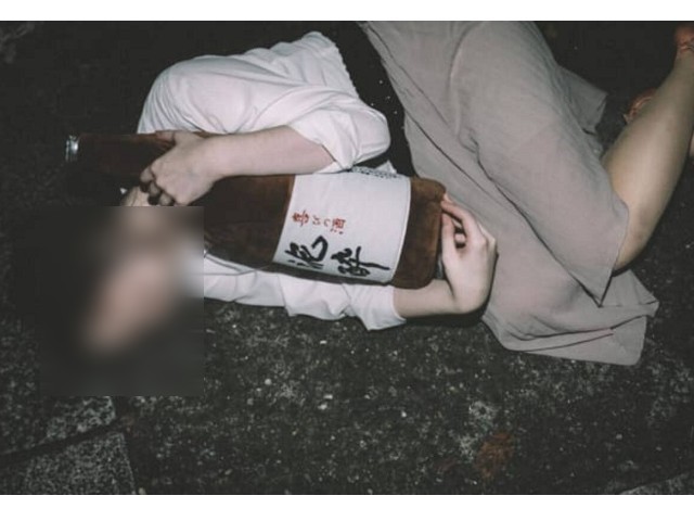 日本市府外包商喝爛醉睡路邊，存有46萬人個資USB遭「神秘撿屍」！（示意圖，翻自日本《Excite》）