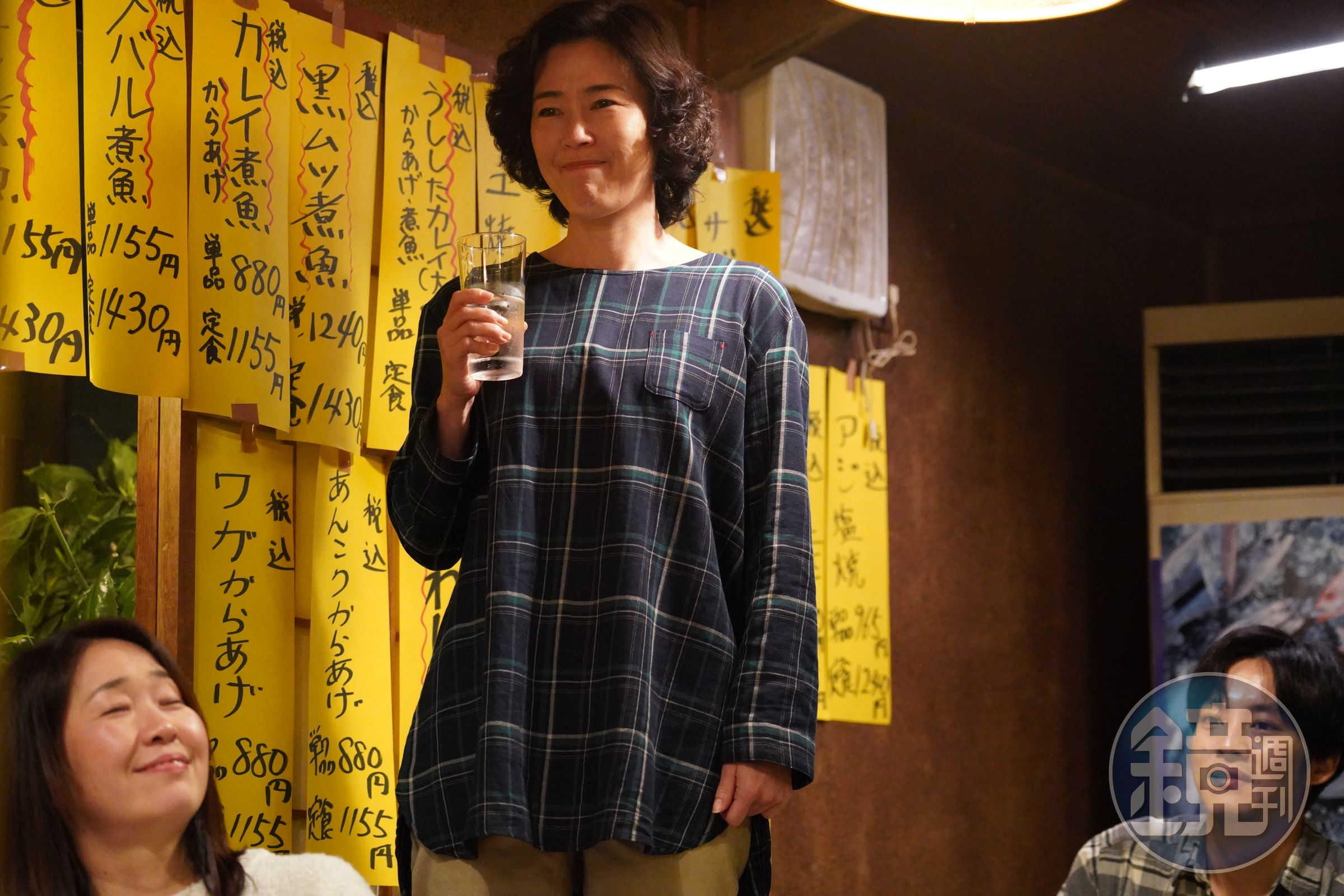 劇中寺島忍（中）在超市打工，看到松坂桃李因車禍後遭到各界撻伐於心不忍，主動想幫助他。（台北電影節提供）