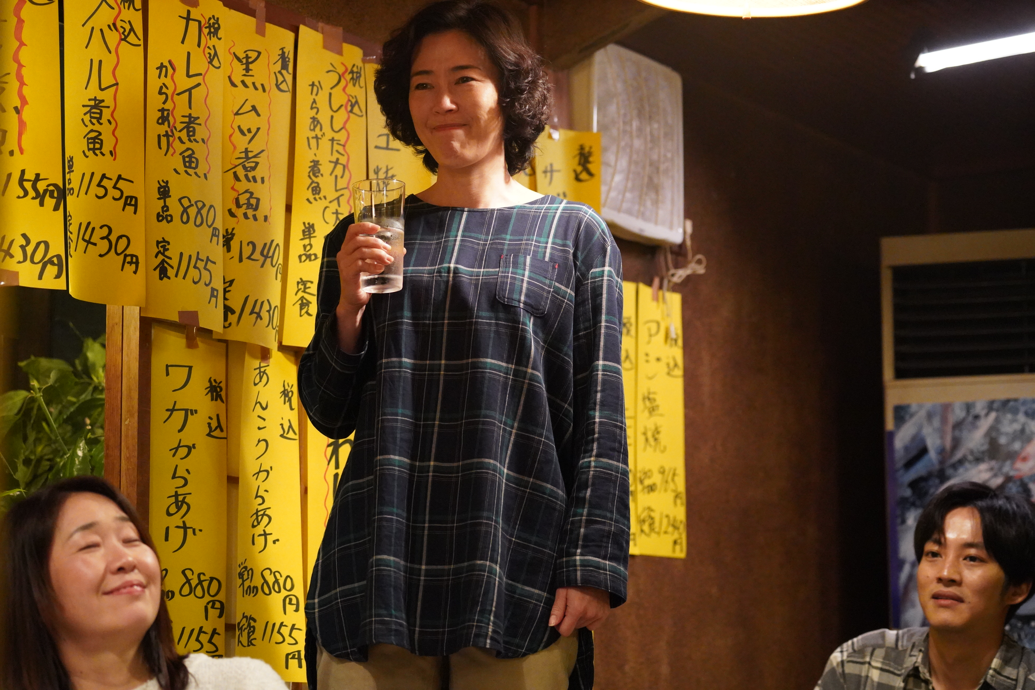 劇中寺島忍（中）在超市打工，看到松坂桃李因車禍後遭到各界撻伐於心不忍，主動想幫助他。（台北電影節提供）