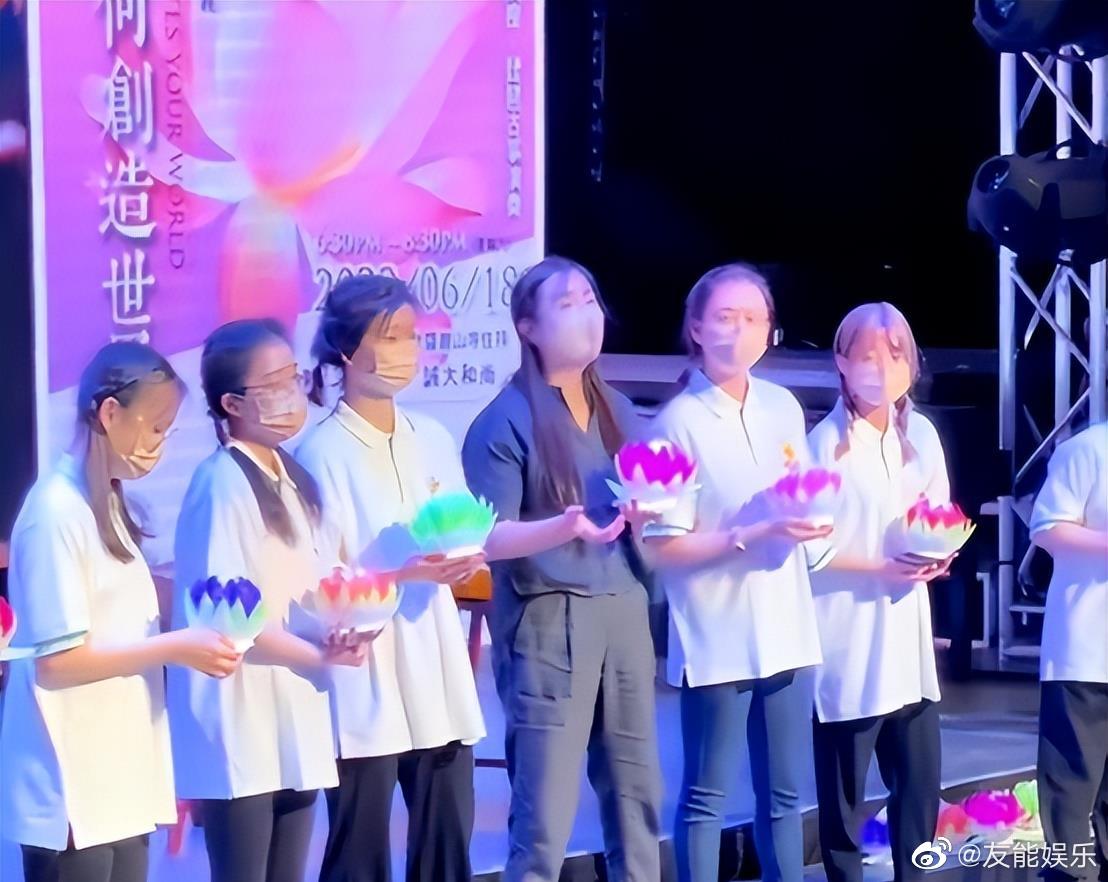 55歲的王祖賢難得登台表演，站在一排10幾20歲的年輕妹妹中間，王祖賢依然有著明星光環。（網路圖片）