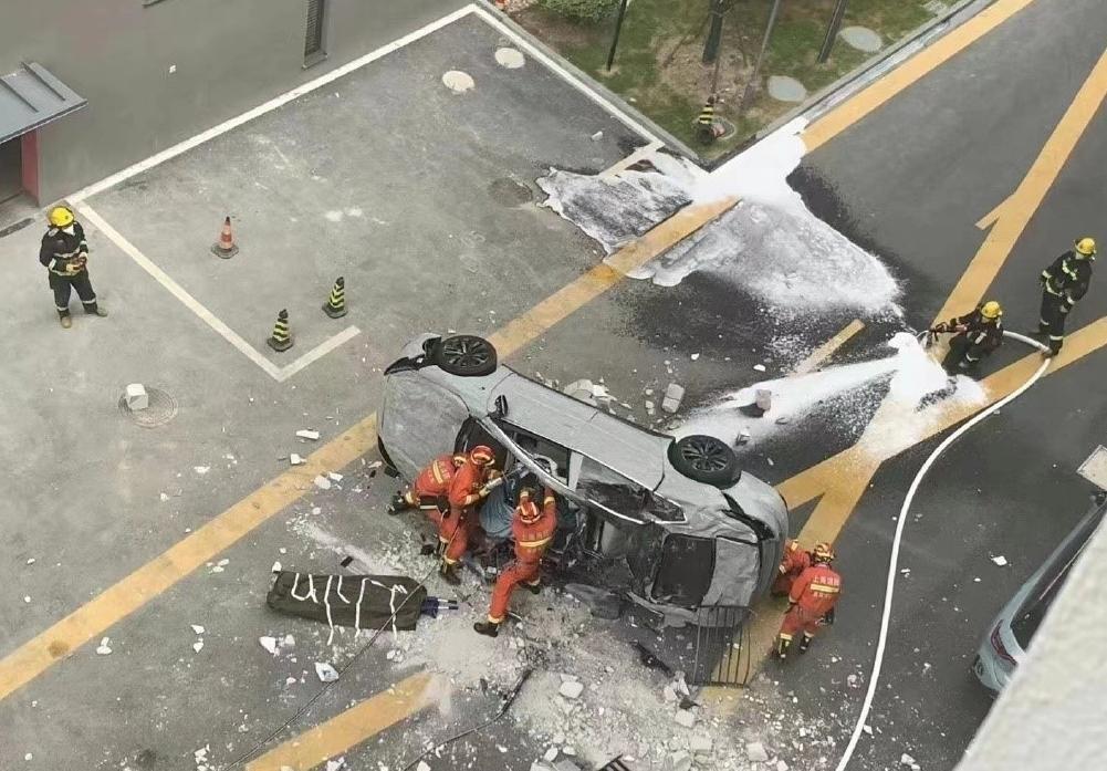 新能源汽車品牌「蔚來汽車」發生一起測試車墜樓事件。（翻攝自微博）