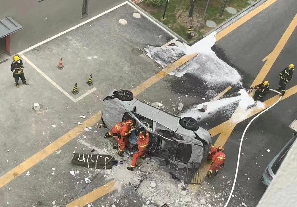 新能源汽車品牌「蔚來汽車」發生一起測試車墜樓事件。（翻攝自微博）