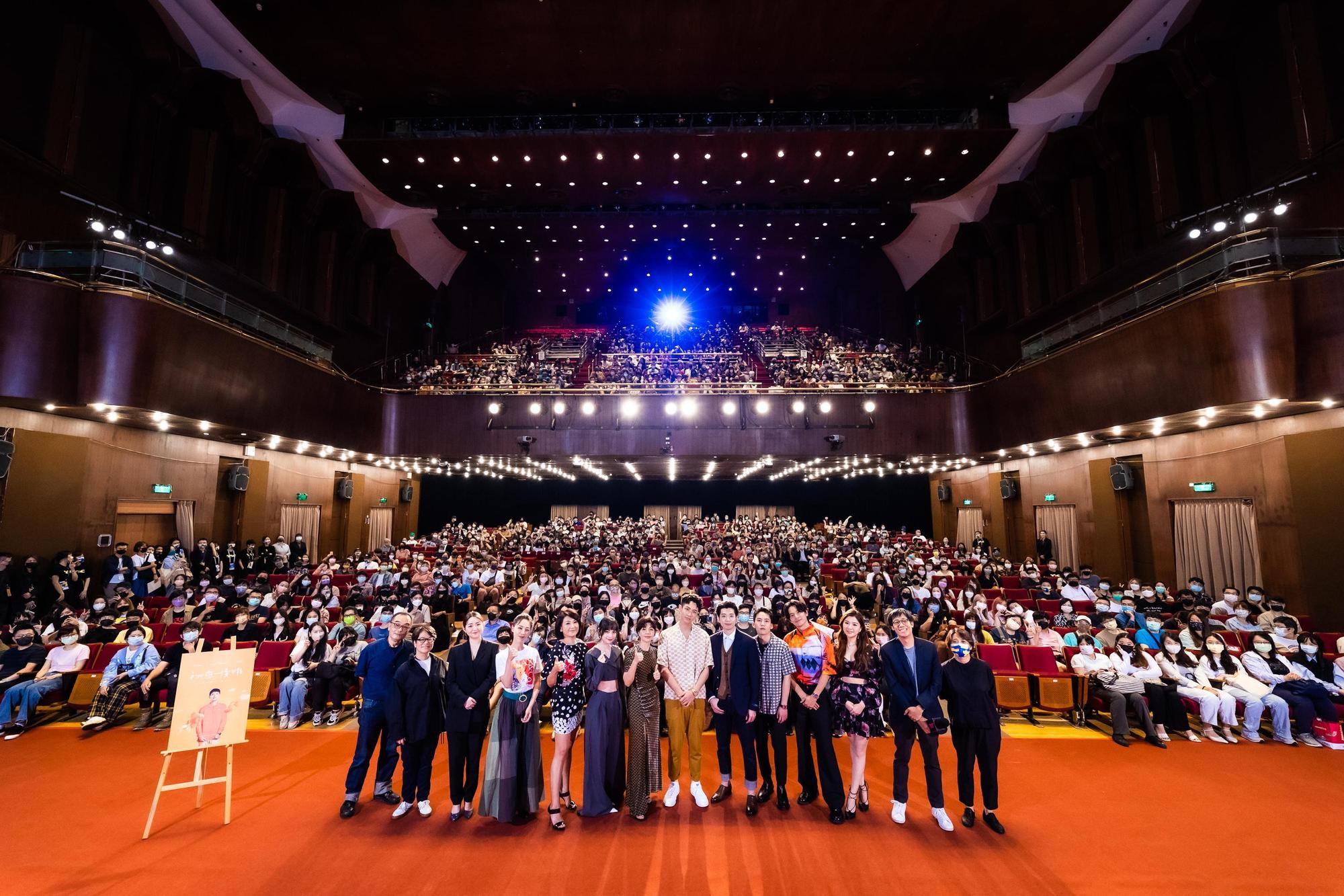 台北電影節主席易智言(左一)、總監李亞梅(右一),及《初戀慢半拍》劇組成員代表,與開幕片全場觀眾合影。(台北電影節提供)