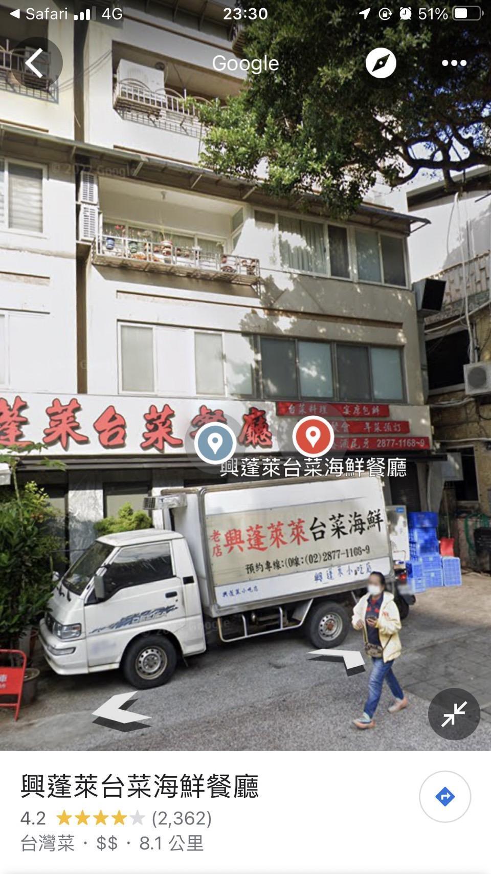 台北市長柯文哲曾頒發推薦餐廳獎狀給興蓬萊。翻攝自興蓬萊台菜餐廳臉書 5A先生指出從GoogleMap就能清楚看到興蓬萊餐廳的大型排油煙出口設置在二樓住戶窗台。(翻攝自GoogleMap)