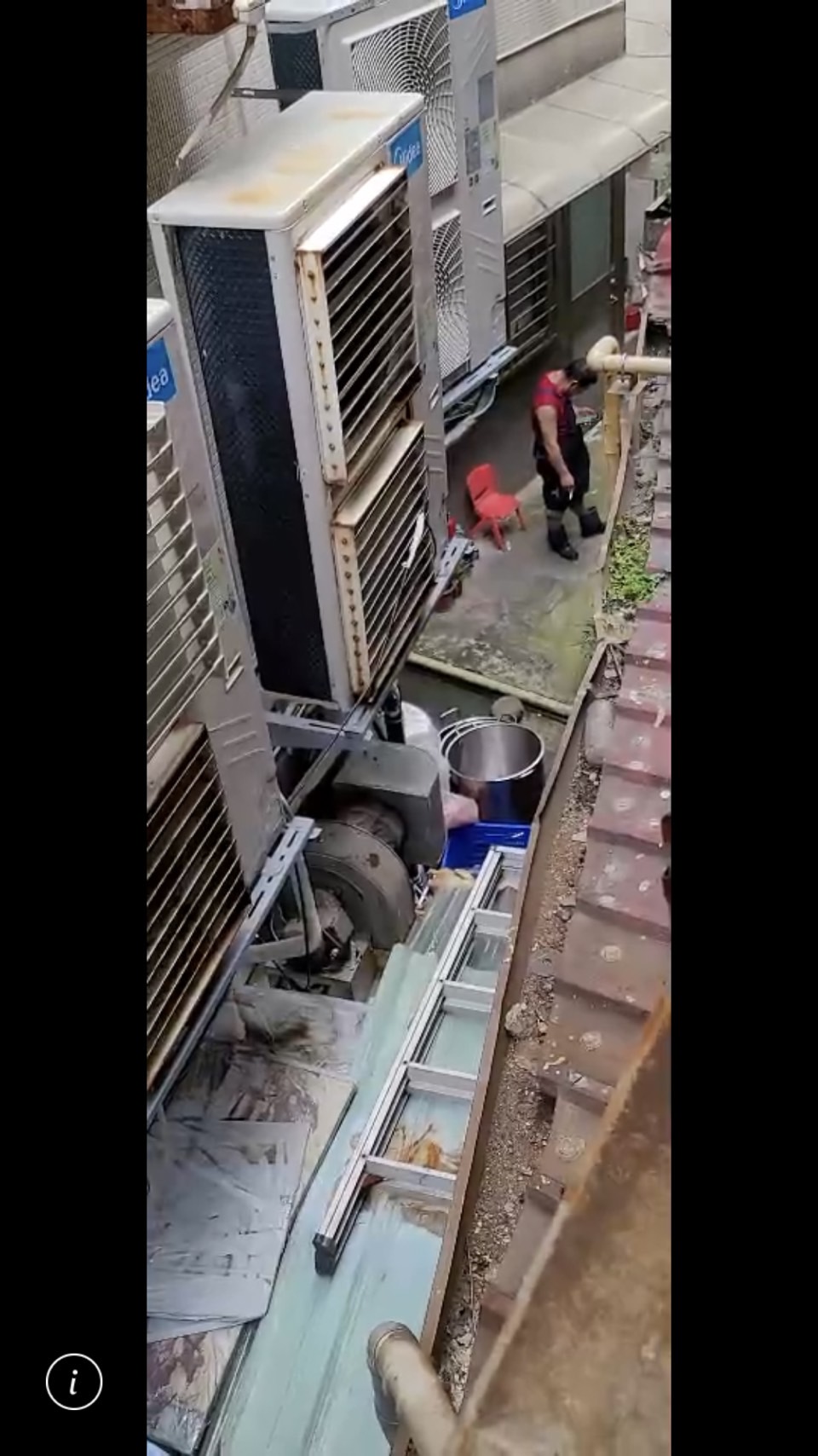 民眾控訴興蓬萊餐廳占用防火巷當廚房及倉庫，廚師還會在同地點抽菸。（讀者提供）