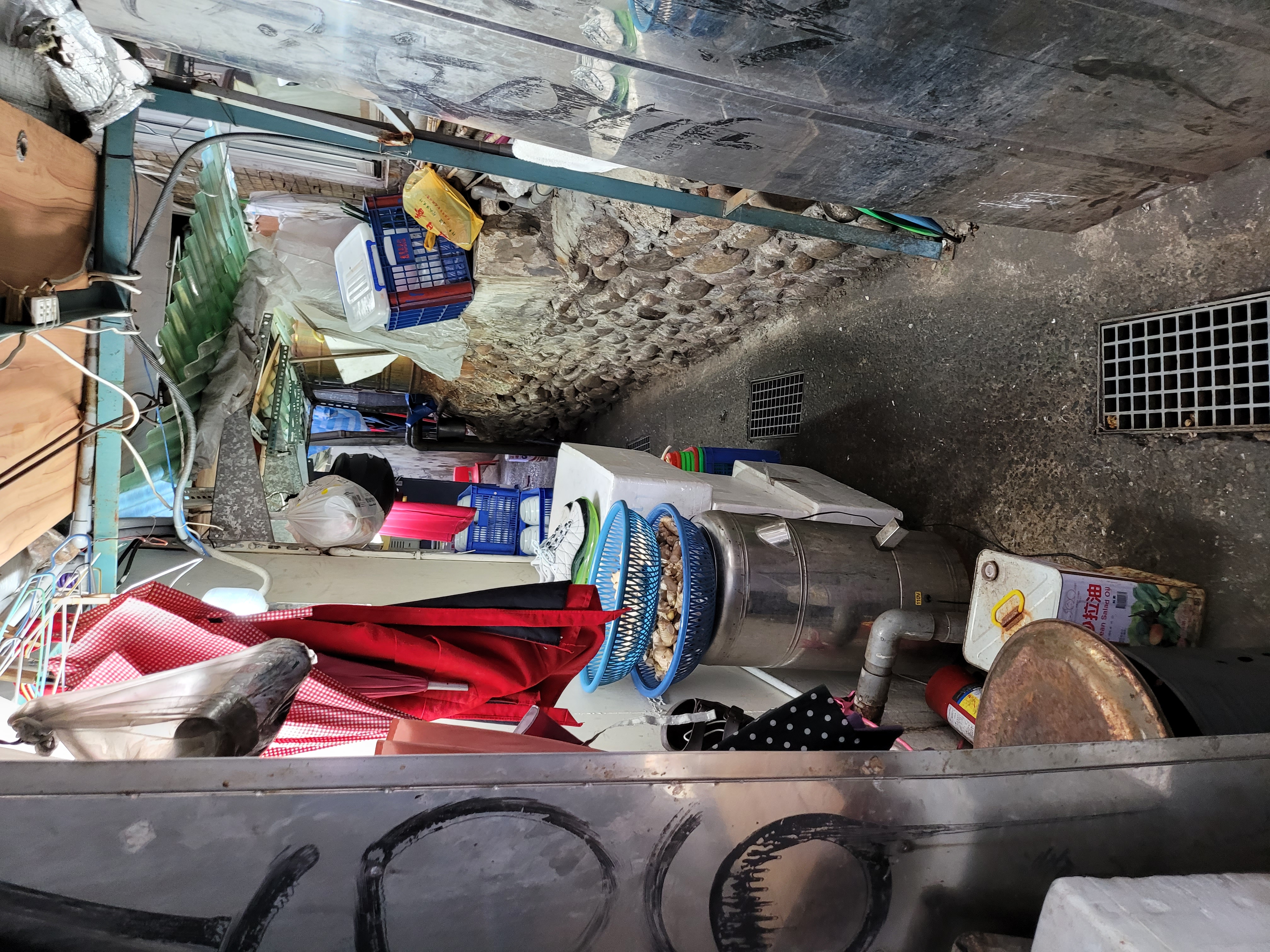 A先生指稱興蓬萊餐廳在巷內搭建鐵皮屋頂，食材與雜物放在一起，環境髒亂。（讀者提供）