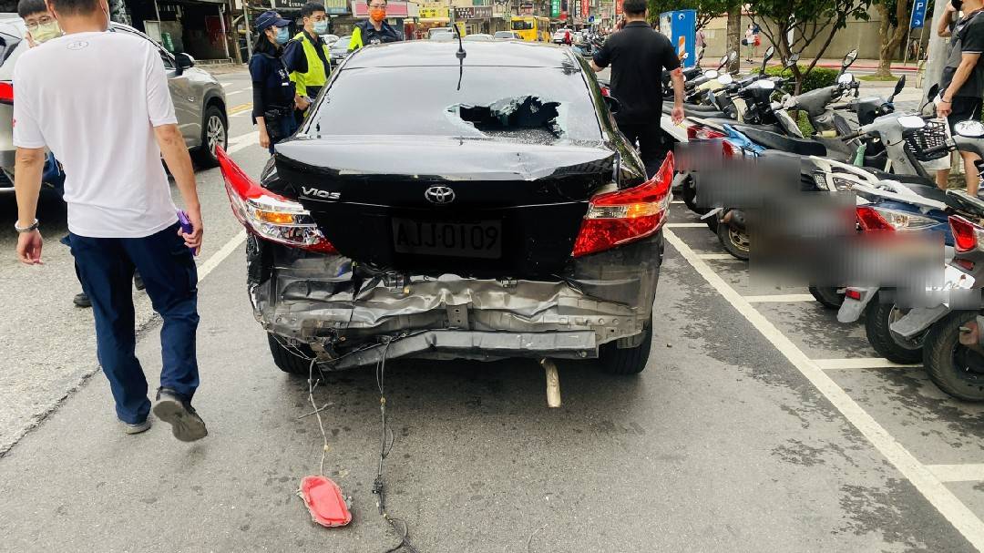 陳姓被害人車尾遭對方追車撞擊毀損。（翻攝畫面）