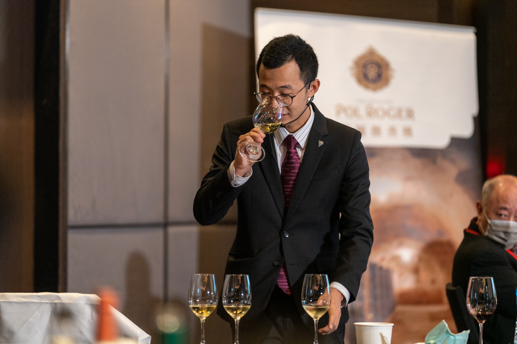 曾獲2019年台灣最佳侍酒師冠軍的盧楷文接受高難度的現場服務測試,再次獲得國手賽冠軍。(台灣侍酒師協會提供)