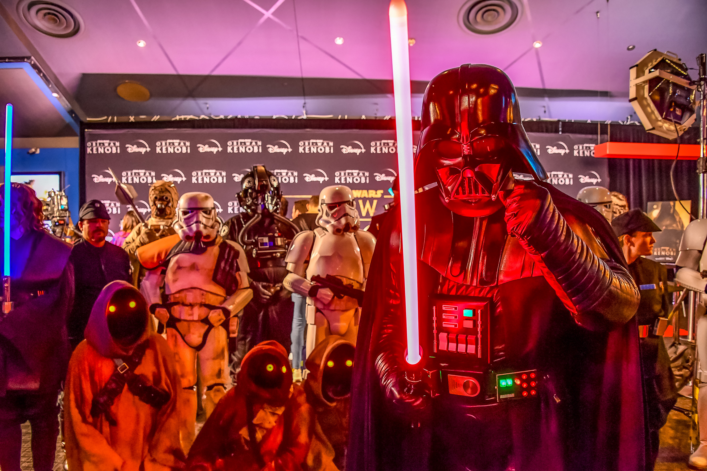 各種變裝的星際大戰粉絲造型。(Disney+提供)