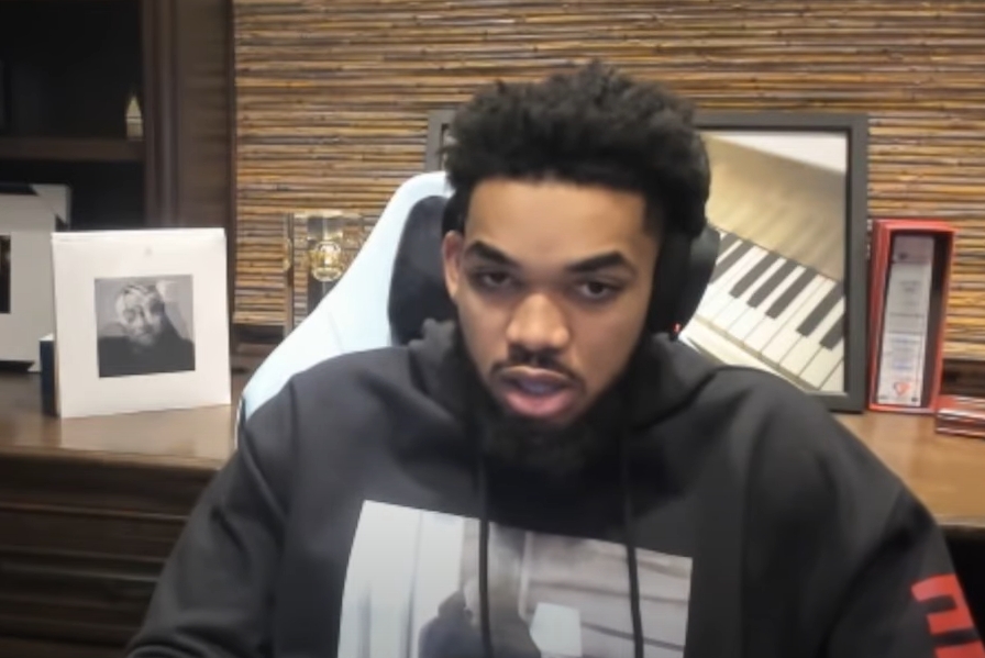 NBA灰狼隊球星唐斯直播時，不小心在畫面上露出謎片網站視窗，只能裝傻繼續尬聊。（翻攝自Karl Towns LIVE YT頻道）